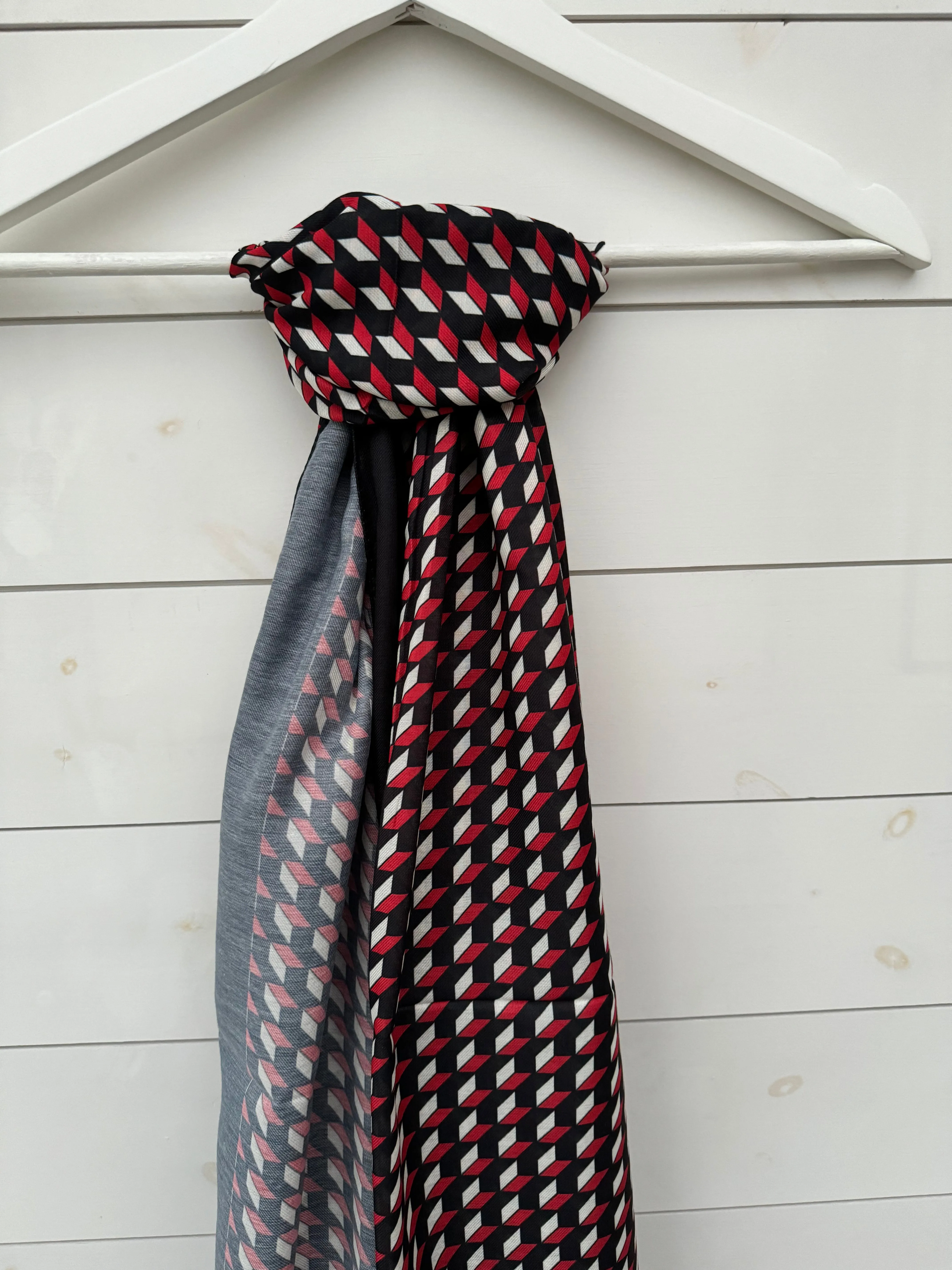 Cube Pattern Black & Red