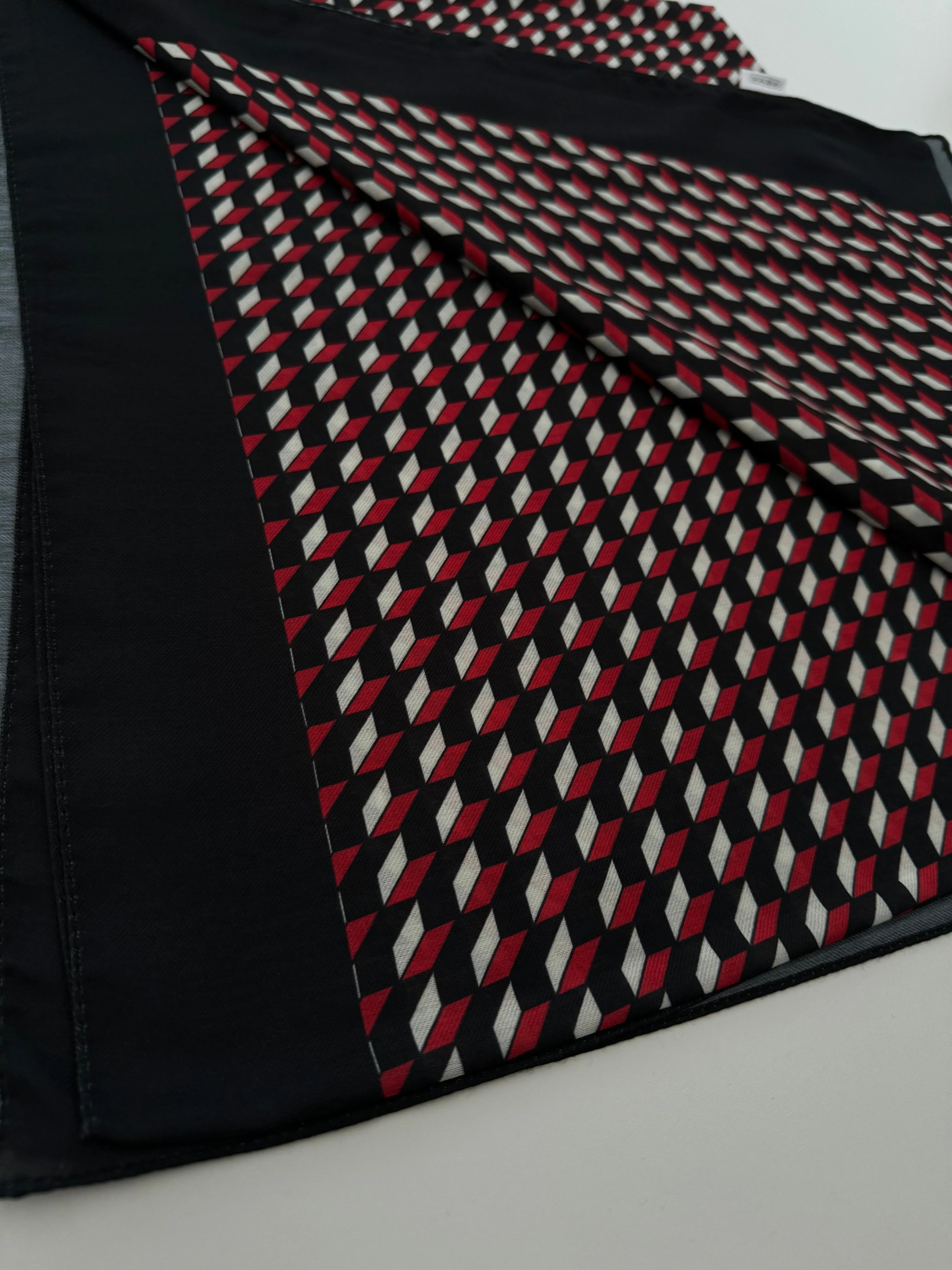 Cube Pattern Black & Red