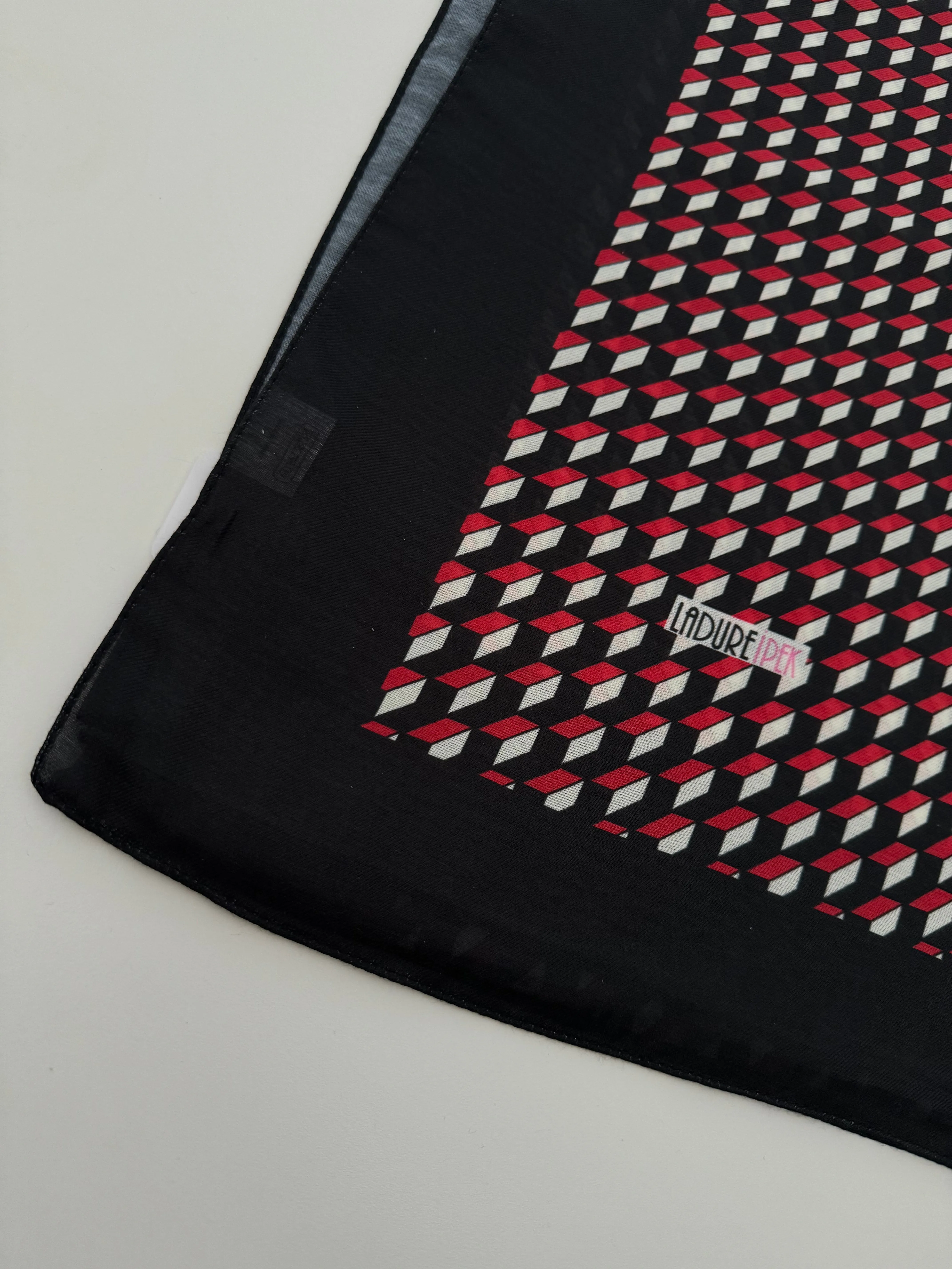 Cube Pattern Black & Red